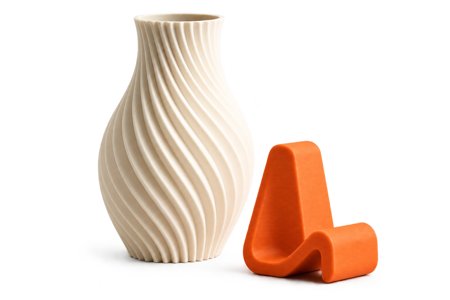 KI-generiertes Beispielbild: cremefarbene Spiralvase und orangefarbener Smartphone-Ständer